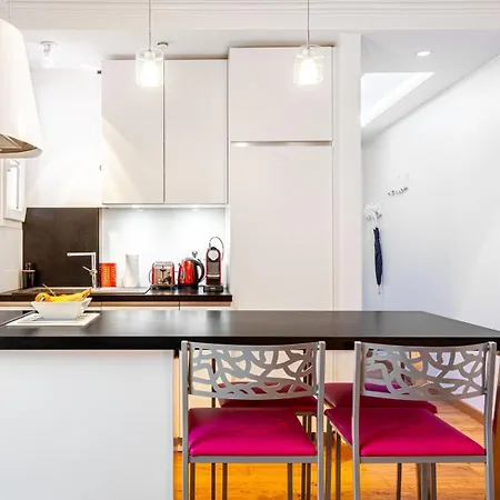 Daire Guestready - Monochrome Bliss Near Arc De Triomphe