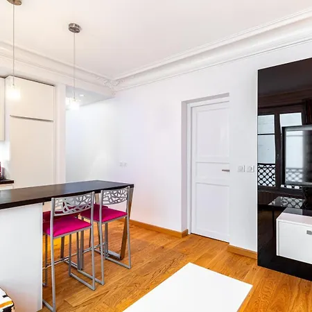 Daire Guestready - Monochrome Bliss Near Arc De Triomphe *